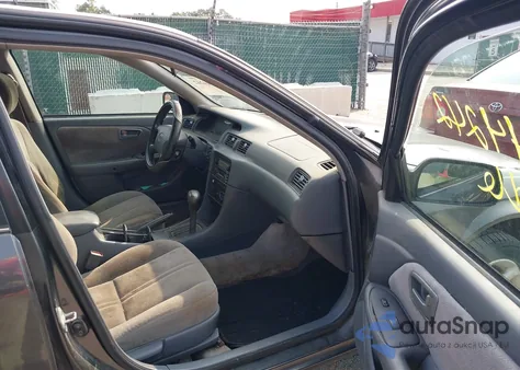 2000 Toyota Camry Ce z USA, uszkodzony, nr VIN 4T1BG22K3YU960878